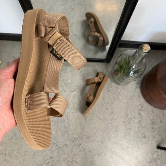 Teva sandal i enkel design med fotvalvsstöd