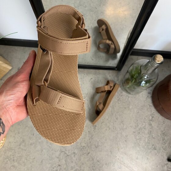 Teva sandal i enkel design med fotvalvsstöd