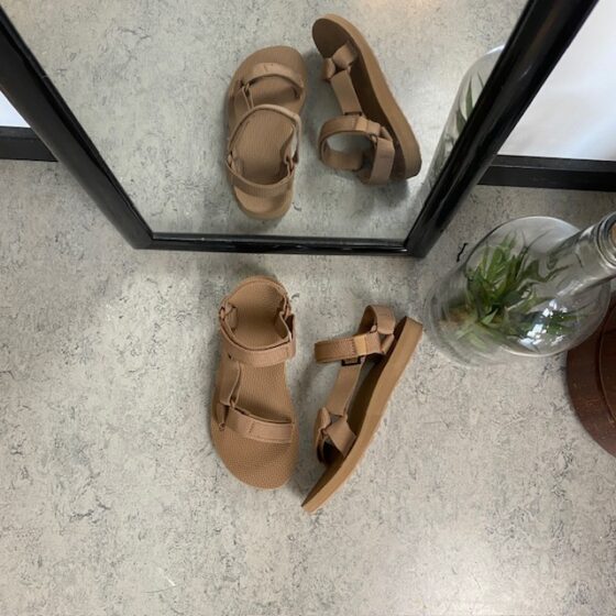 Teva sandal i enkel design med fotvalvsstöd