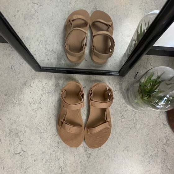 Teva sandal i enkel design med fotvalvsstöd
