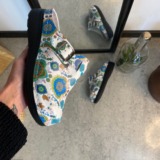 Träskor med mönstrat tryck