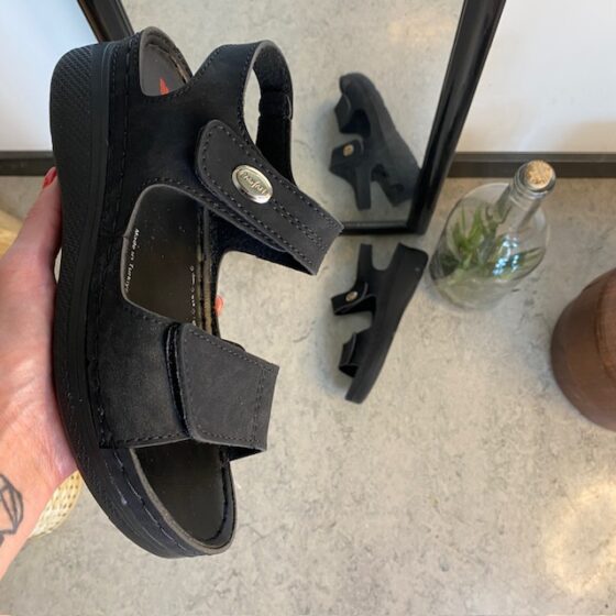Svart sandal med två justerbara remmar