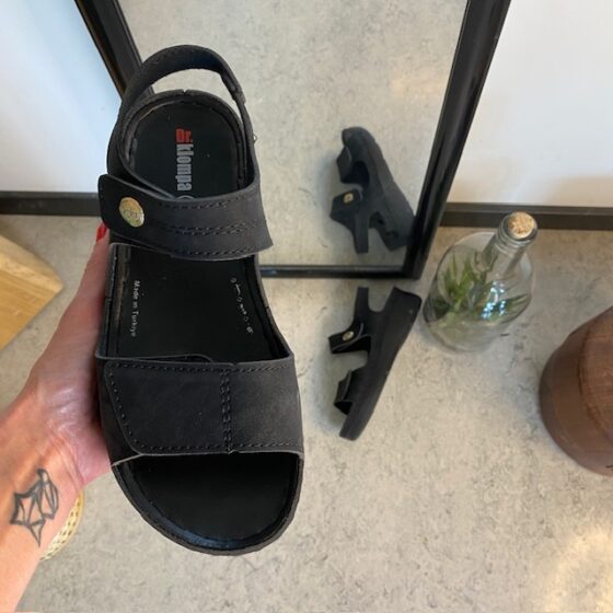 Svart sandal med två justerbara remmar