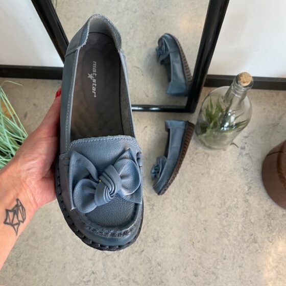 Elegant ballerina i blåfärgat skinn