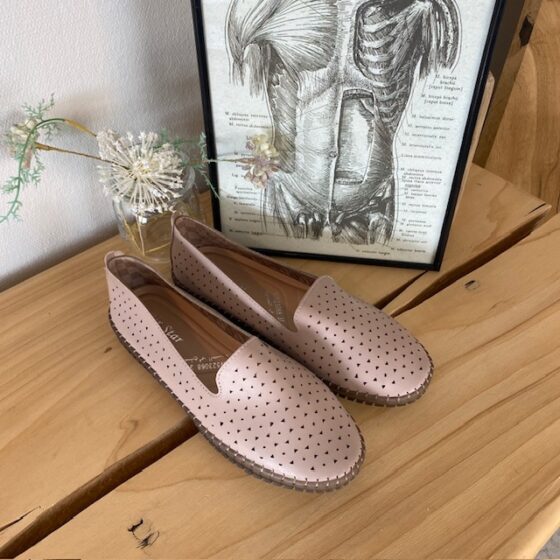 Beige ballerinaskor med fint, perforerat mönster