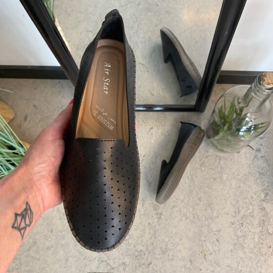 Svarta ballerinaskor med fint, perforerat mönster