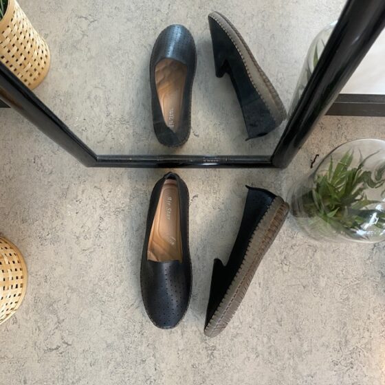 Svarta ballerinaskor med fint, perforerat mönster