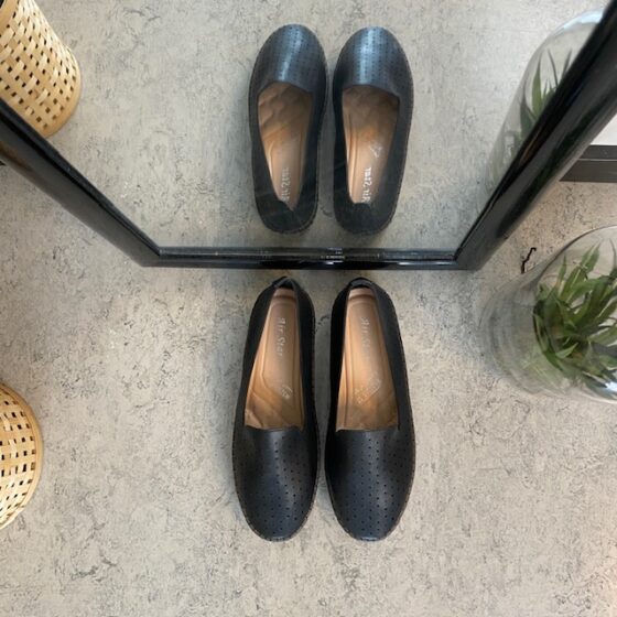 Svarta ballerinaskor med fint, perforerat mönster