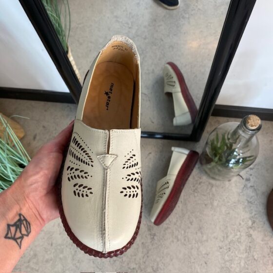 Beige ballerina i skinn