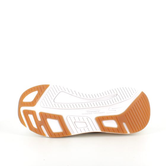 Beige Skechers Max Cushion skor – optimal stöd och oöverträffad komfort.
