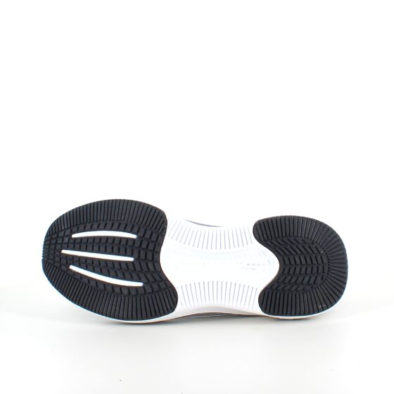Svarta slip-ins skor från Skechers med elastisk snörning