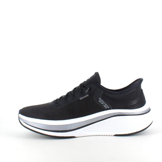 Svarta slip-ins skor från Skechers med elastisk snörning