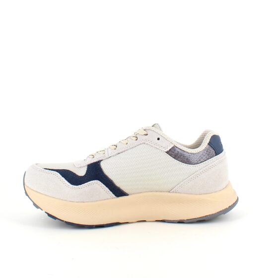 Woden sneakers med hög stötdämpning i sulan.