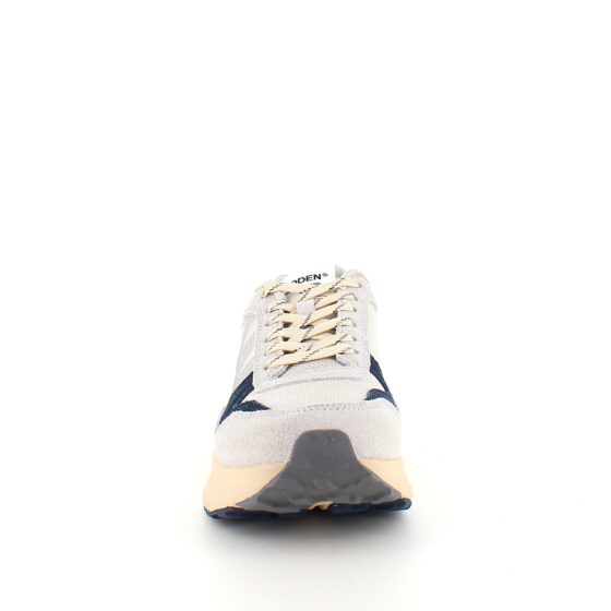 Woden sneakers med hög stötdämpning i sulan.