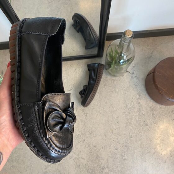 Elegant ballerinasko i svart läder