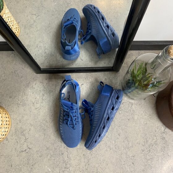 Blå slip-on skor med stickad ovandel