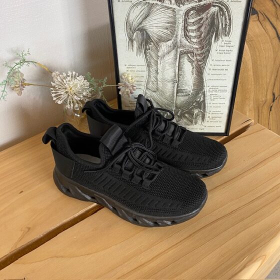 Svarta slip-on skor med stickad ovandel