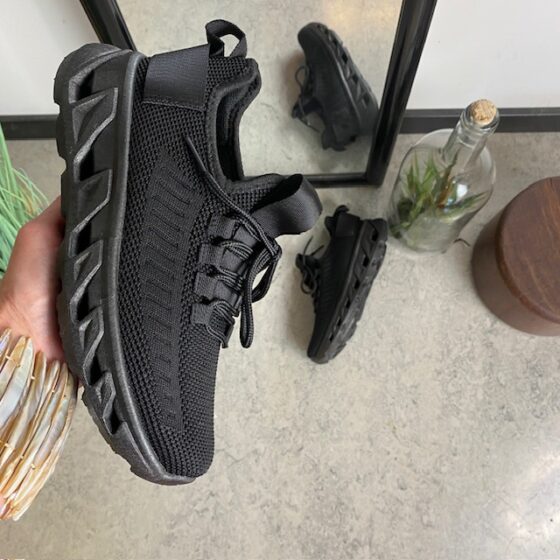 Svarta slip-on skor med stickad ovandel