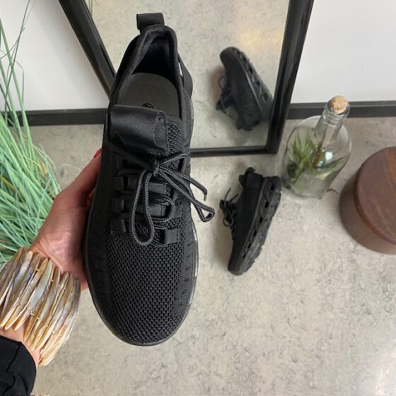 Svarta slip-on skor med stickad ovandel