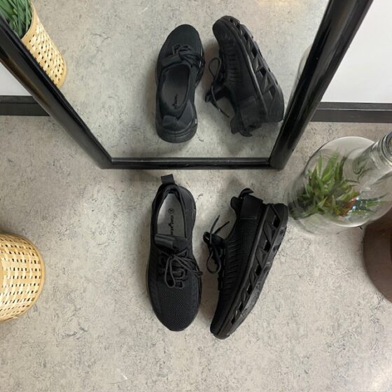 Svarta slip-on skor med stickad ovandel