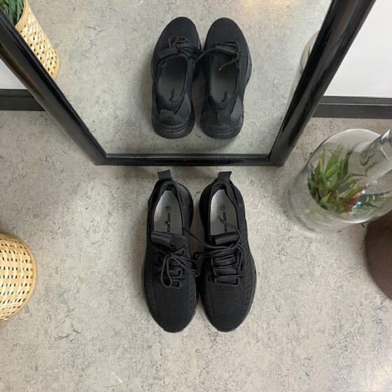 Svarta slip-on skor med stickad ovandel