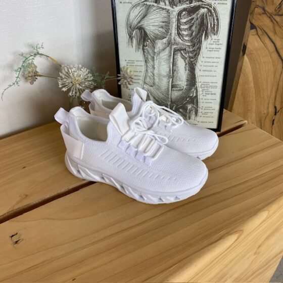Vita slip-on skor med stickad ovandel