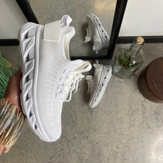 Vita slip-on skor med stickad ovandel