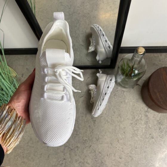 Vita slip-on skor med stickad ovandel