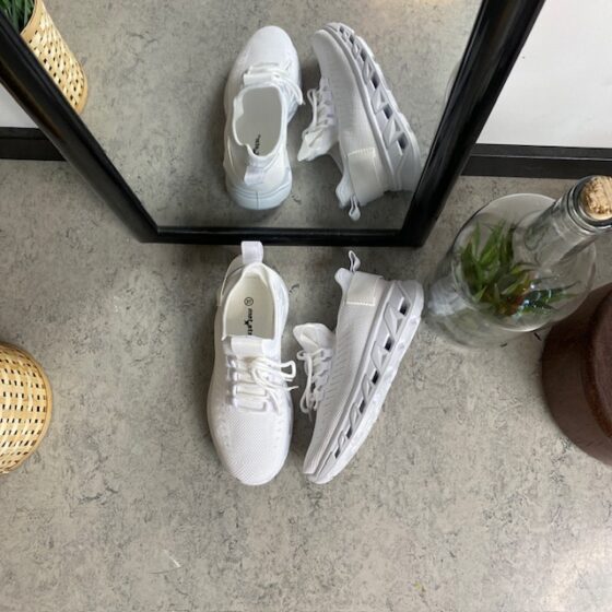 Vita slip-on skor med stickad ovandel