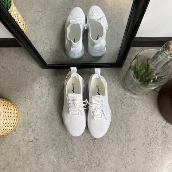 Vita slip-on skor med stickad ovandel
