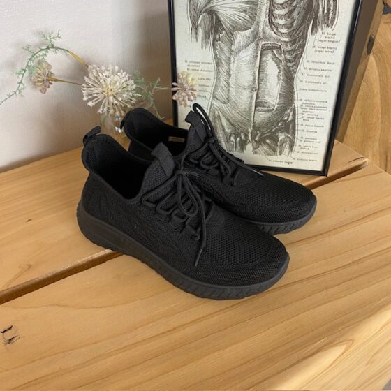 Lättviktiga svarta slip-on skor