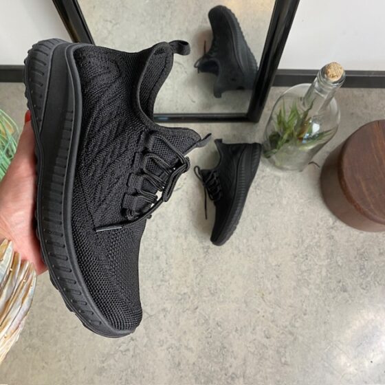 Lättviktiga svarta slip-on skor