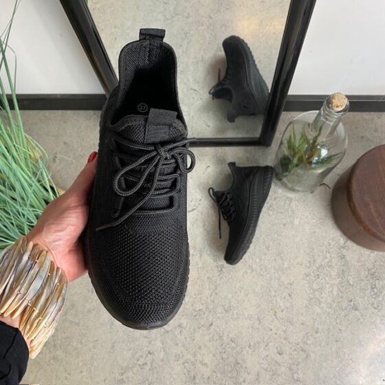 Lättviktiga svarta slip-on skor