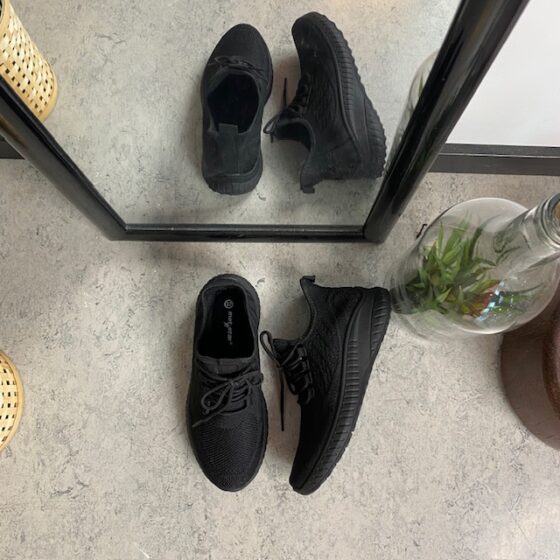 Lättviktiga svarta slip-on skor