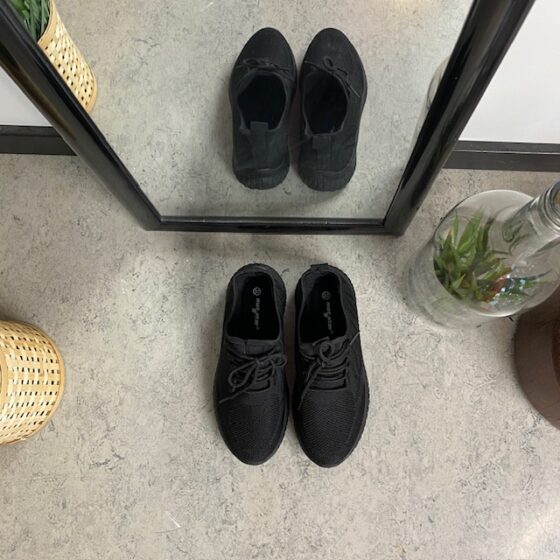 Lättviktiga svarta slip-on skor