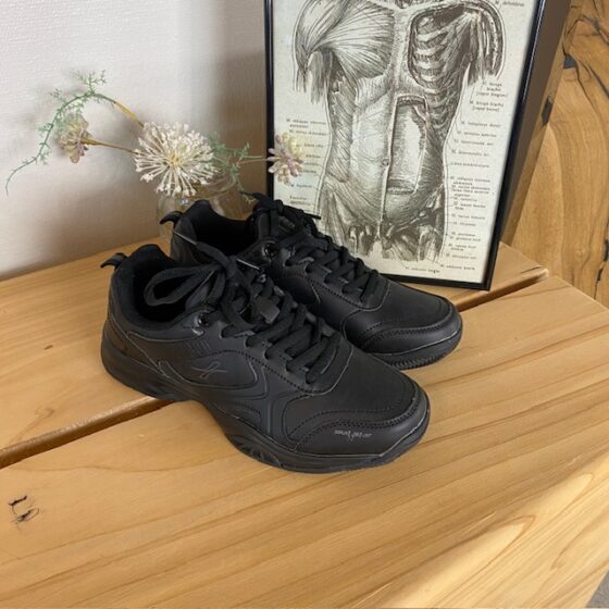 Svarta sneakers med hålfotsstöd