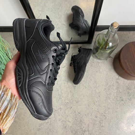 Svarta sneakers med hålfotsstöd