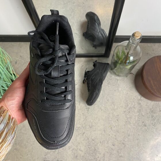 Svarta sneakers med hålfotsstöd