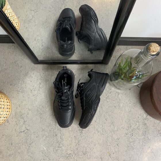 Svarta sneakers med hålfotsstöd