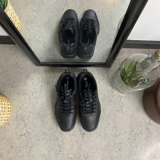 Svarta sneakers med hålfotsstöd