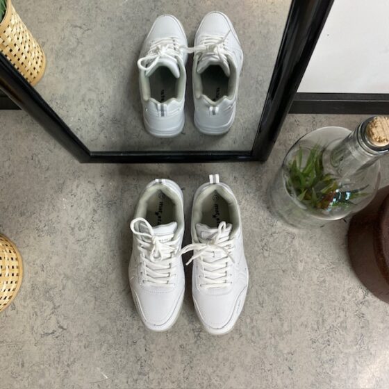 Vita sneakers med hålfotsstöd
