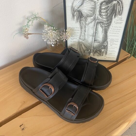 Svart herr slip on sandal från MBT med ergonomisk fotbädd