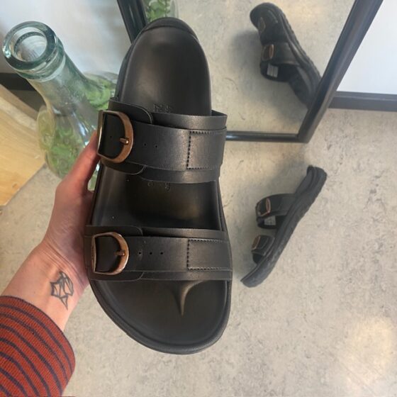 Svart herr slip on sandal från MBT med ergonomisk fotbädd