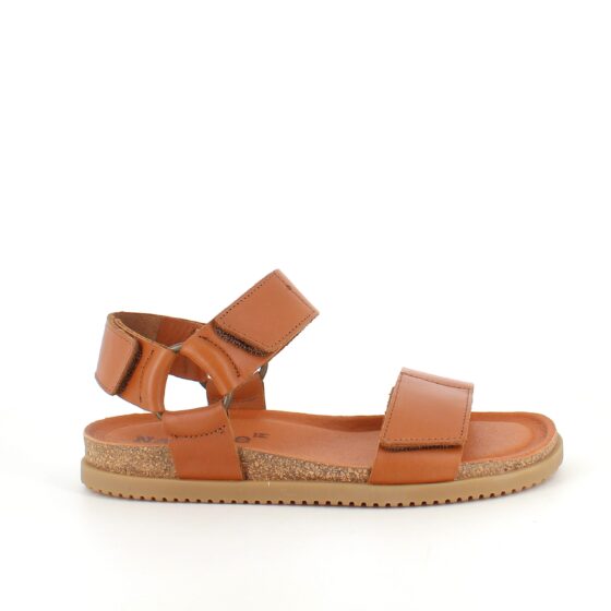 Brun Nature sandal i läder med tre justerbara remmar.