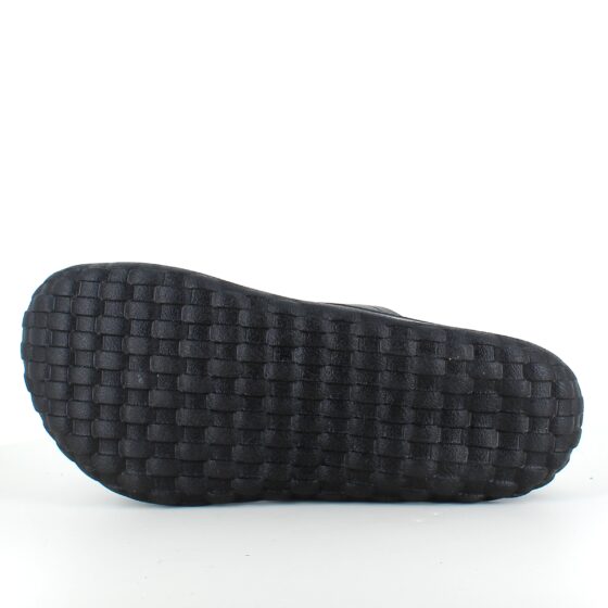 Svart herr slip on sandal från MBT med ergonomisk fotbädd