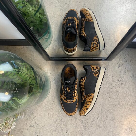 Smart Woden sneakers i svart mix med leopardmönster.