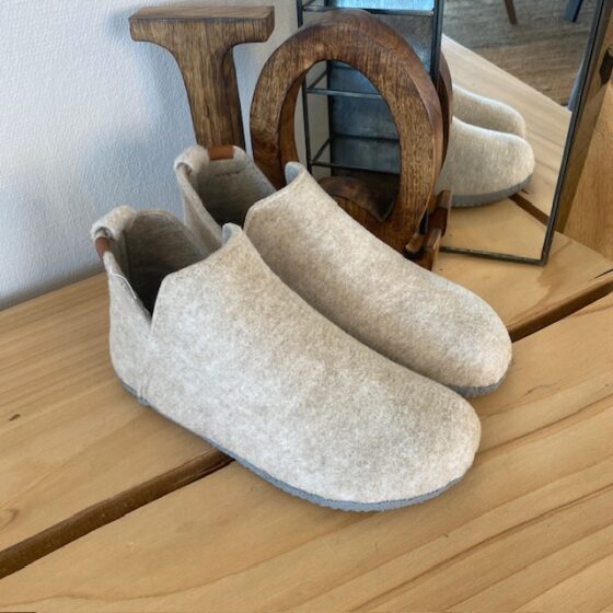 Beige filttofflor med högt skaft
