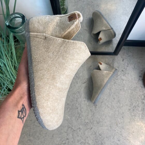 Beige filttofflor med högt skaft