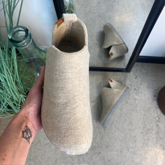 Beige filttofflor med högt skaft