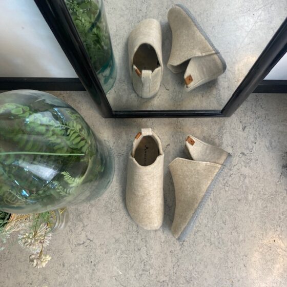 Beige filttofflor med högt skaft